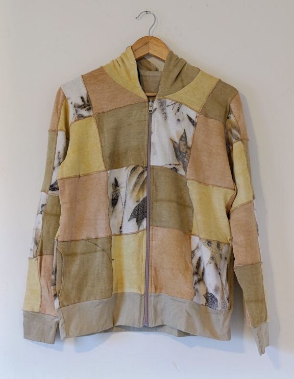 Campera de algodón reciclado teñido con tintes naturales y ecoprint